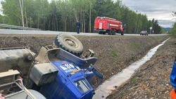 «Урал» улетел с трассы и перевернулся в Тымовском округе