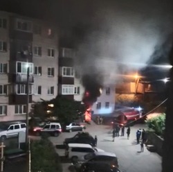Появилось видео с места ночного пожара в жилом доме Холмска
