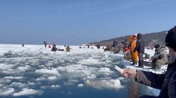 Сахалинских рыбаков не остановил поломанный припай