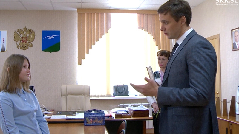 Мэр вручил сахалинской пятикласснице цветы за спасение собаки