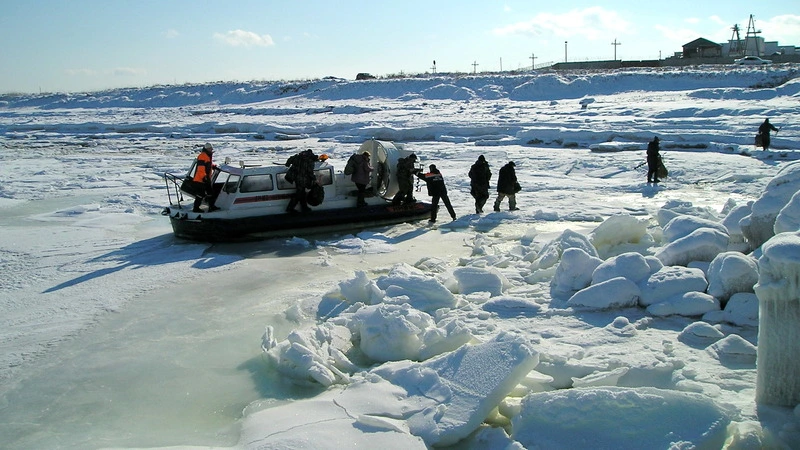 Всех рыбаков с оторванной льдины доставили на берег