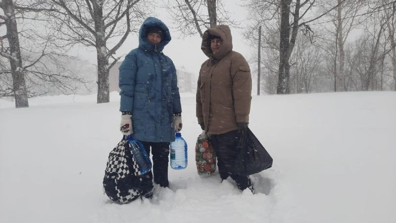 Волонтеры Долинска пришли на помощь пенсионерам и инвалидам