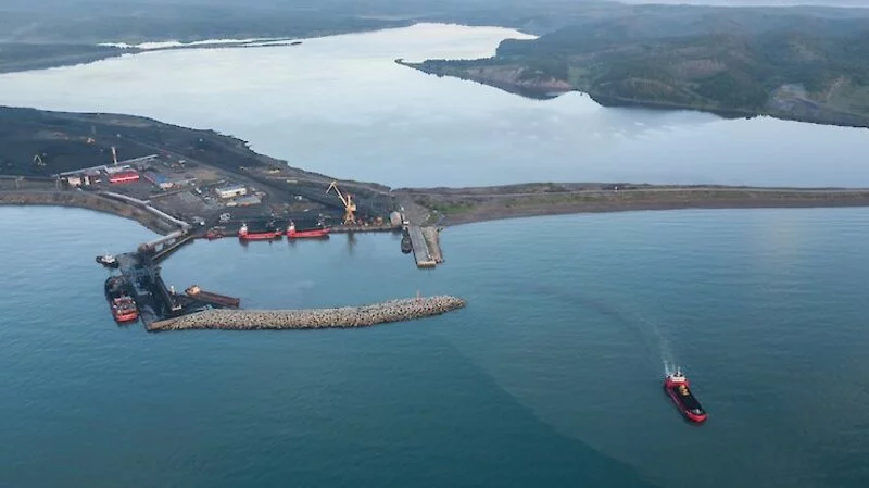 Еще одна авария случилась в порту Сахалина, где кран рухнул на баржу