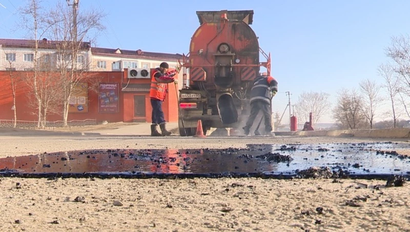 Три тонны литого асфальта ежедневно используют специалисты на обновление дорог в Корсакове - Центр внимания 01.04.26