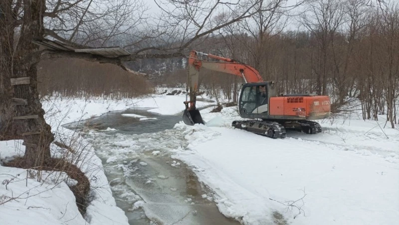 В преддверии сезона паводков в Сахалинской области освобождают русла рек от скоплений льда