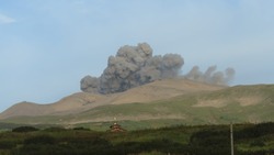 Выброс пепла дважды за утро на вулкане Эбеко не напугал жителей Парамушира   