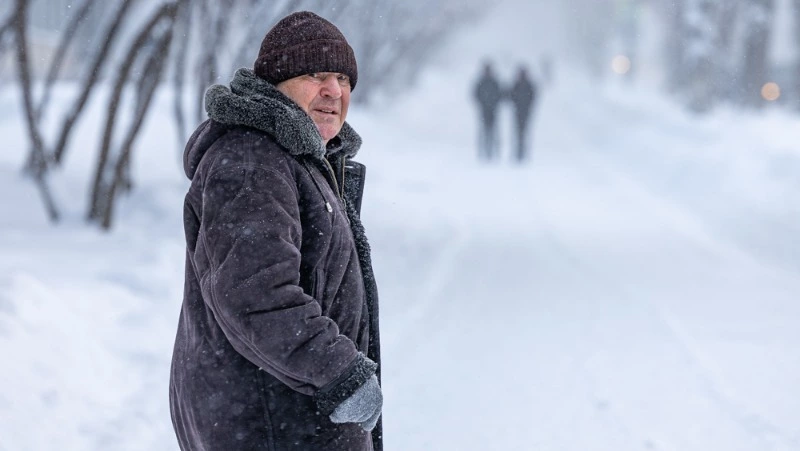 Снежная сказка и борьба со стихией: Южно-Сахалинск переживает очередной циклон