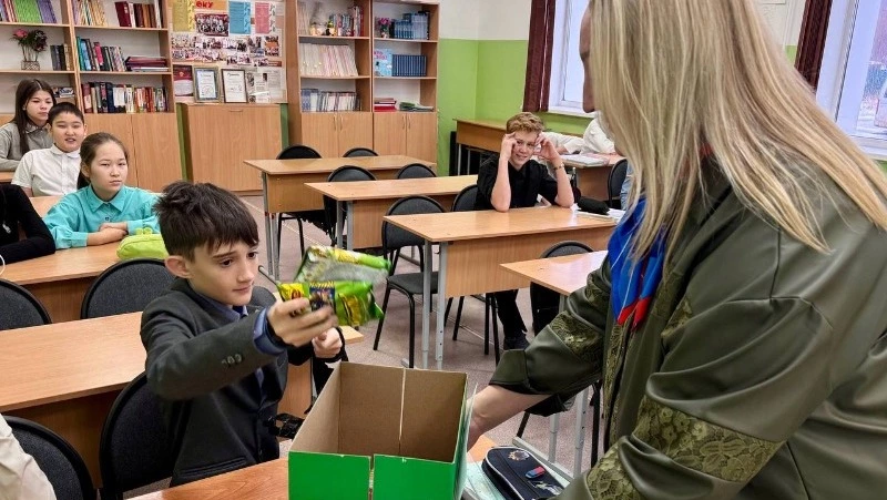 Томаринские школьники собрали посылку бойцам СВО в рамках акции «Единой России»