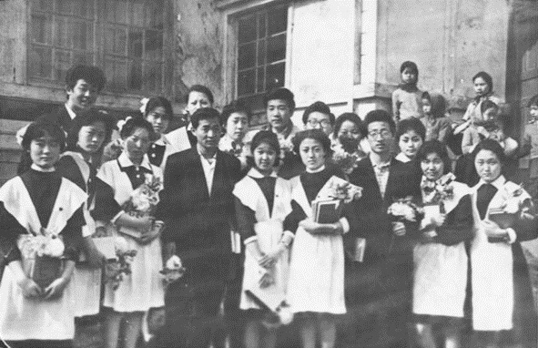 Жалаңаш үй күтуші бейне