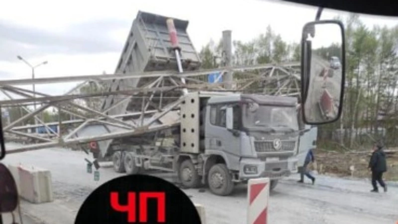 Грузовик зацепил и оборвал опору над дорогой в Южно-Сахалинске 