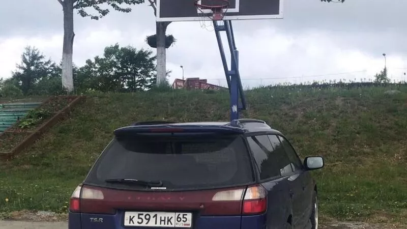 Автохамы «забили» баскетбольную площадку в Корсакове под парковку