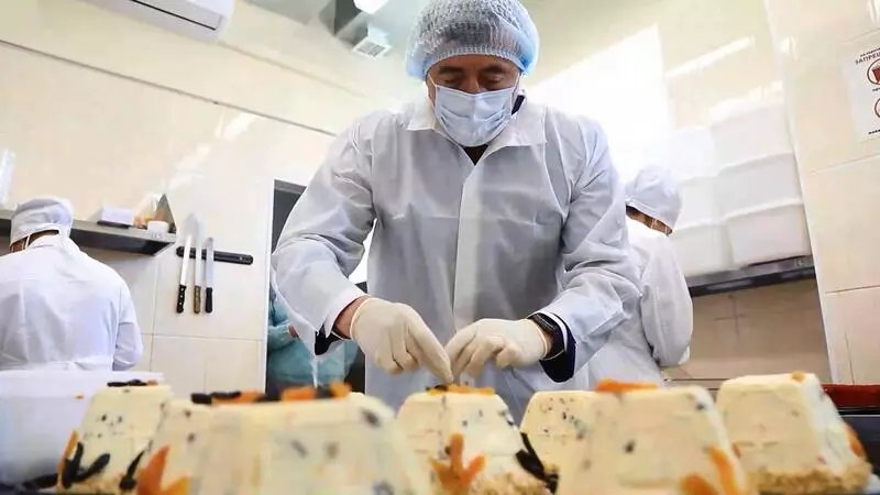 Сахалинский губернатор испек куличи к Пасхе на одном из хлебокомбинатов