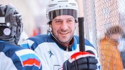 «Старые барсуки» во главе с Хапочкиным в третий раз обыграли юных хоккеистов Южно-Сахалинска