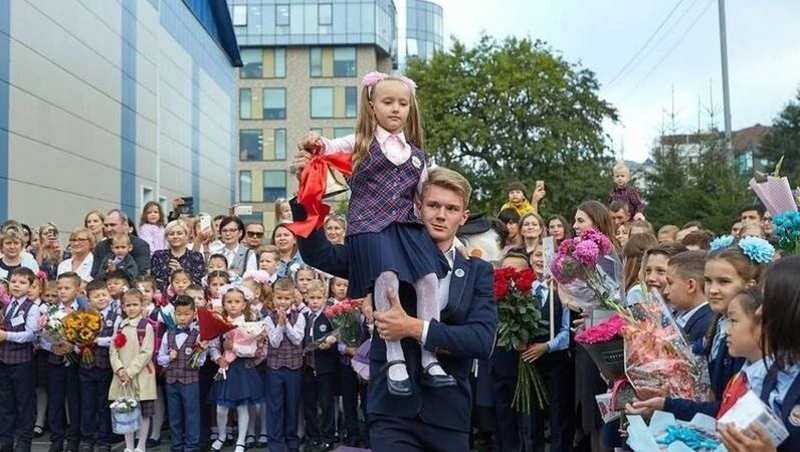 Стали известны даты проведения торжественных линеек в школах Сахалина