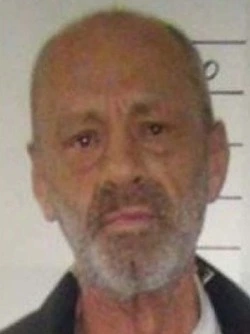 Седой мужчина пропал в Холмском районе