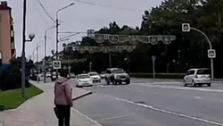 Момент наезда пенсионера на подростка в Южно-Сахалинске попал на видео