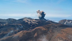 Вулкану Эбеко на Парамушире присвоили оранжевый уровень авиационной опасности