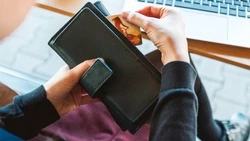 В погоне за прибылью сахалинка набрала кредитов и отдала мошенникам 8 млн рублей