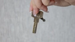 Жительница аварийного дома в Тымовском пять лет боролась за квартиру