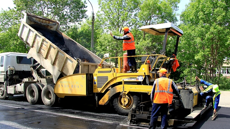 В сахалинском поселке Смирных отремонтируют сразу три центральные дороги
