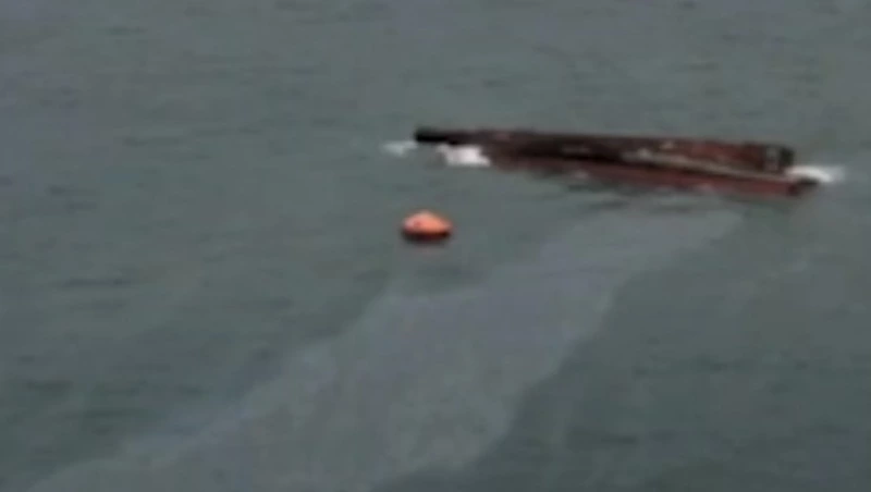Перевернувшееся судно на Сахалине загрязнило воду нефтью