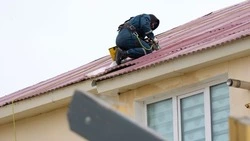 Специалисты приступили к ремонту кровель в Новом Дальнем после циклона