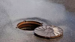 Пятилетнюю девочку, которая пропала в Южно-Сахалинске, нашли живой в канализации