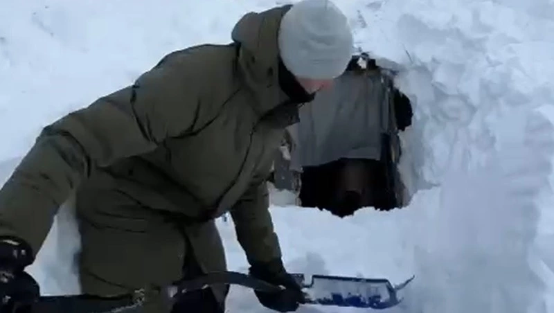 Молодые жители Южно-Сахалинска расчистили дома пенсионеров во Владимировке